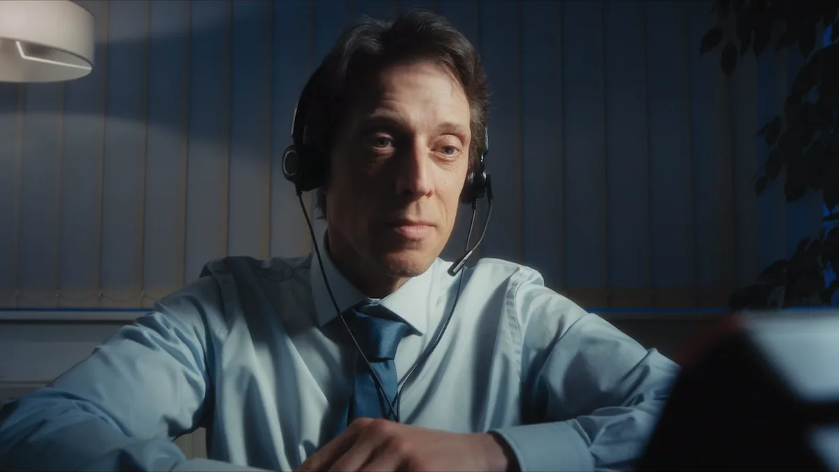 Standbild aus dem Mercedes-Benz-Spot: ein Mann sitzt nachts allein am Schreibtisch, vom Bildschirm angeleuchtet.