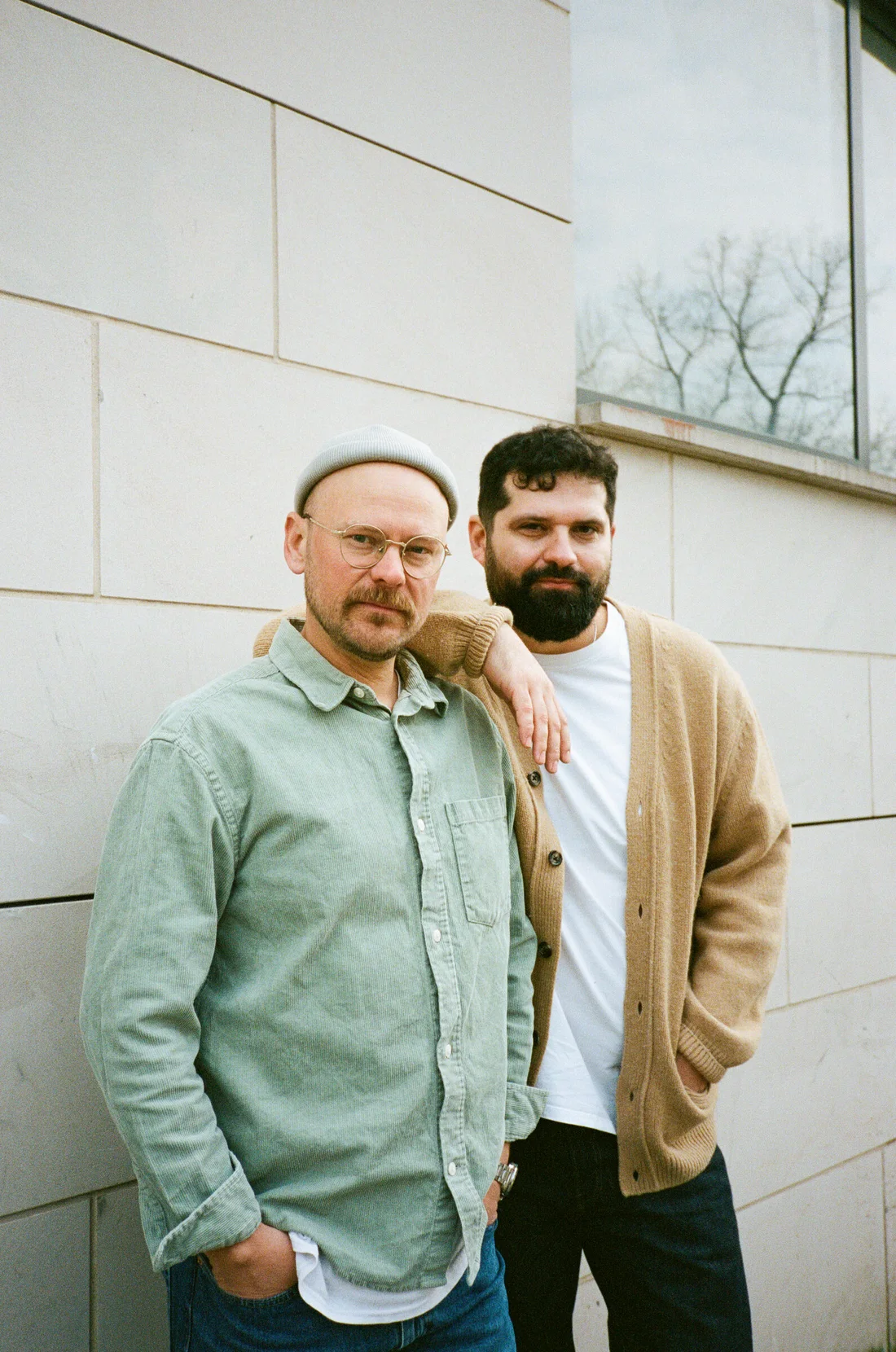 Boris Saposchnikow und Fabian Hülsen vor einer hellen Steinwand, auf Film fotografiert.